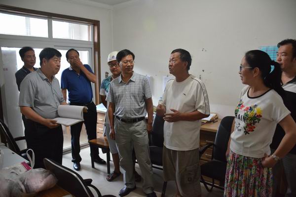 調(diào)整大小 3、姚董事長認真查看監(jiān)理制度，并仔細詢問了項目的進展情況.JPG