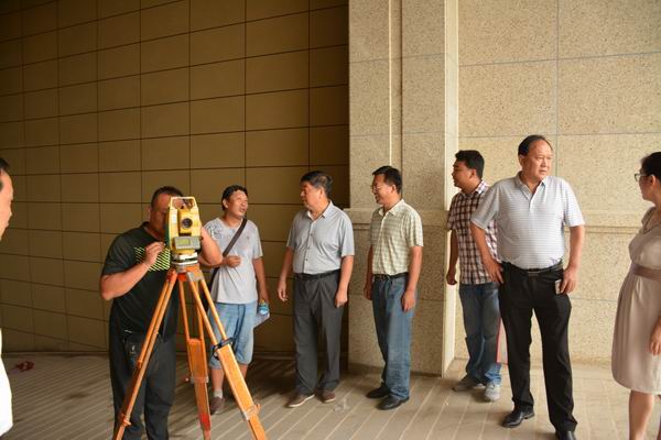 調(diào)整大小 10、在方誠棕櫚泉實測工地，聽取項目進度、安全生產(chǎn)等方面工作的匯報.JPG