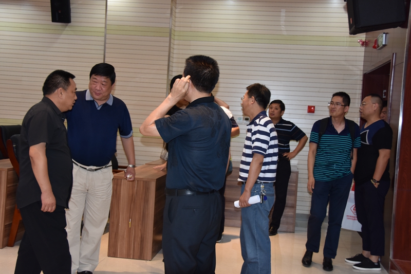 1499397544102407.jpg 6-公司總經(jīng)理曹紅普帶領(lǐng)晉城市規(guī)劃設(shè)計研究院院長秦軍一行參觀公司16樓會議室.jpg