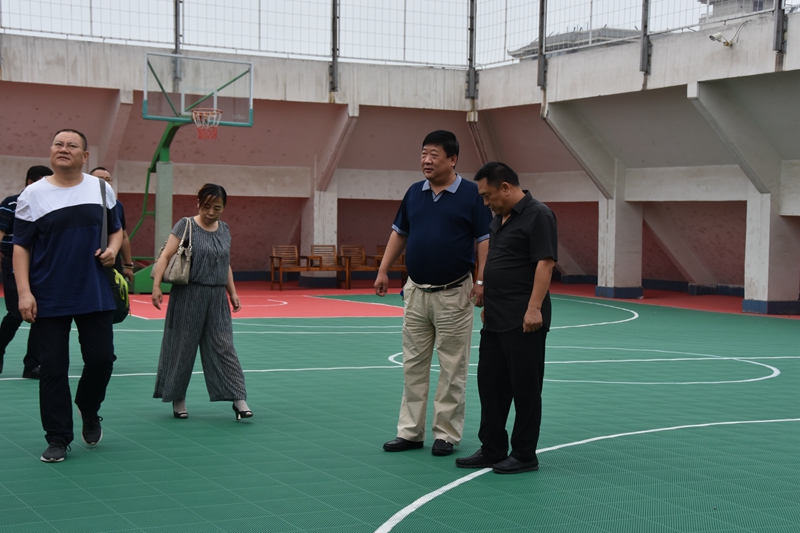 1499397558566126.jpg 7-公司總經(jīng)理曹紅普帶領(lǐng)晉城市規(guī)劃設(shè)計研究院院長秦軍一行參觀樓頂運動場.jpg