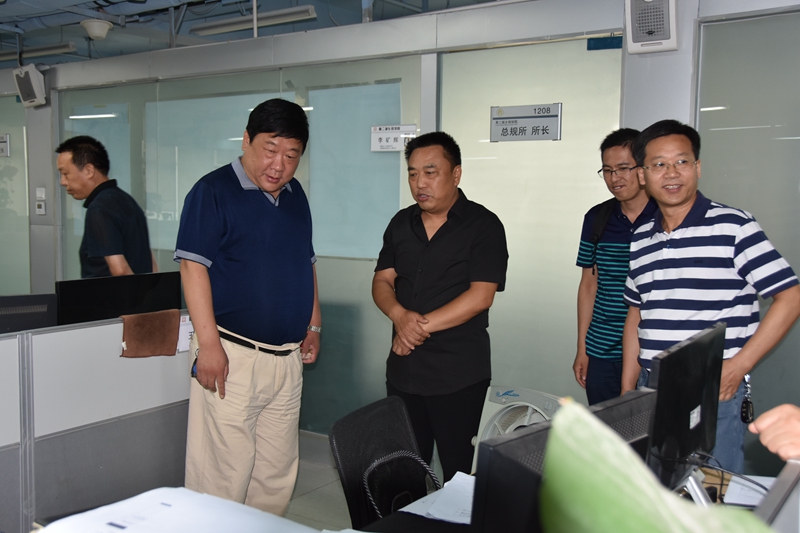 1499397578908917.jpg 8-公司總經(jīng)理曹紅普帶領(lǐng)晉城市規(guī)劃設(shè)計研究院院長秦軍一行參觀城鄉(xiāng)規(guī)劃院辦公區(qū).jpg