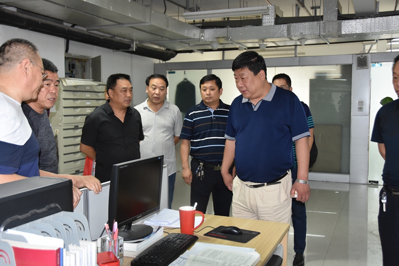 1499397586372483.jpg 9-公司總經(jīng)理曹紅普帶領(lǐng)晉城市規(guī)劃設(shè)計研究院院長秦軍一行參觀建筑設(shè)計院辦公區(qū).jpg