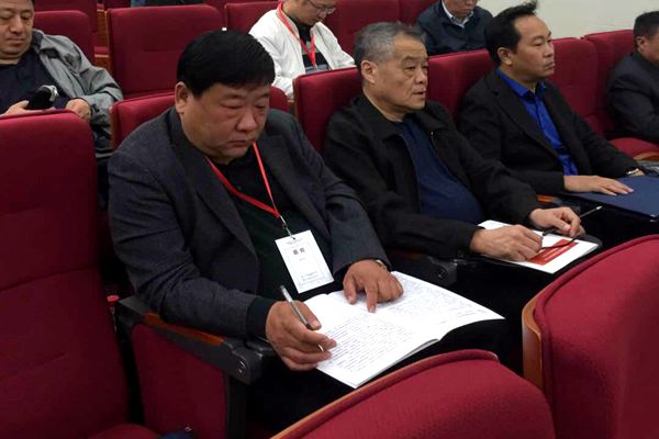 2. 公司副董事長(zhǎng)、總經(jīng)理曹紅普認(rèn)真聽取勘察設(shè)計(jì)行業(yè)相關(guān)報(bào)告_副本.jpg