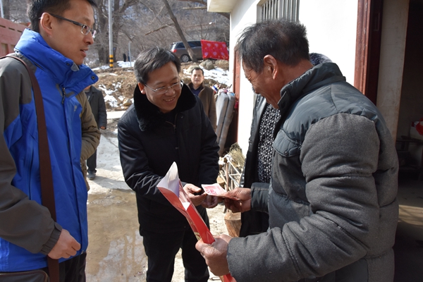4.公司副總經(jīng)理、工會主席陳向軍走訪貧困戶，將慰問金送至村民手中.jpg