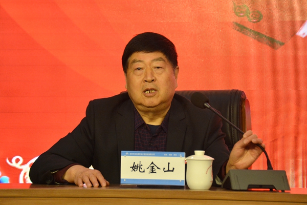 2、黨委書記姚金山指出：承包協(xié)議的簽訂是責任的傳遞、信任的傳遞和力量的傳遞。 (2).jpg